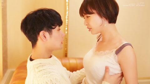 我的年长女友以只要眼神相对就会在任何地方撒娇，我更会因为被吻而勃起立刻被带去情人居所，所以我们总是没办法有正式的约会。__001