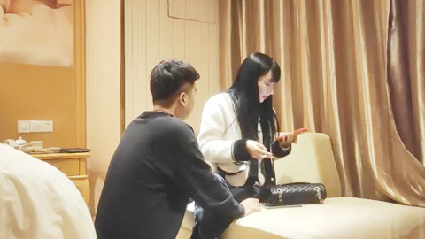 迷妹推荐--翘起屁股揉穴，抱起来猛操，骑乘扶着JB插入