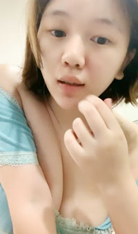 独居刚毕业大学生，又白有粉，小逼逼水汪汪