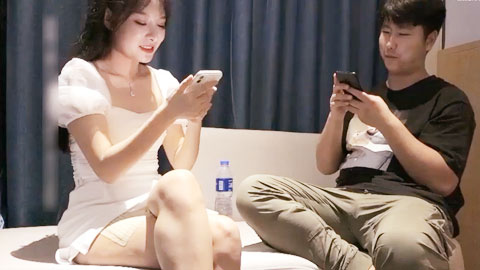 迷妹推荐--和白衣包臀裙御姐少妇约会_韵味极品很是诱惑，小翘臀坐腿上摩擦鸡巴太爽了_揉捏骑乘爱抚挑逗插入猛力顶