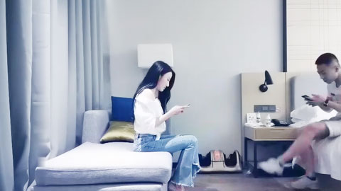 迷妹推荐--约操网红脸美腿小姐姐_,刚整的大奶子,换上开档黑丝