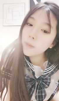 黑框眼镜非常清纯，吸吮手指骚起来，肉感身材，顶级大肥臀，翘起摇摆