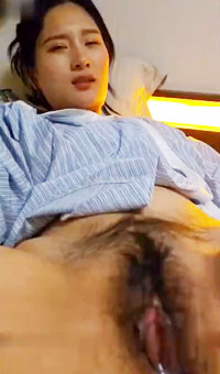 隔壁住着好闺蜜不敢大声叫 控制不住啊  捂嘴不然自己太大声