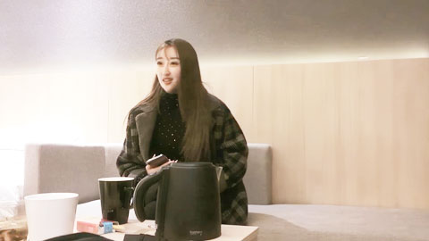 迷妹推荐--江南温婉女神，沙发干到一半激烈时，隔壁敲门吓得够呛，花式啪啪满足小姐姐、