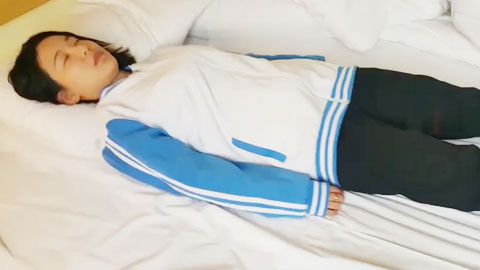 迷妹推荐--灌醉MJ刚出来打工的清纯漂亮学妹_轻轻的插进去_小嫩穴还是原装未拆封的