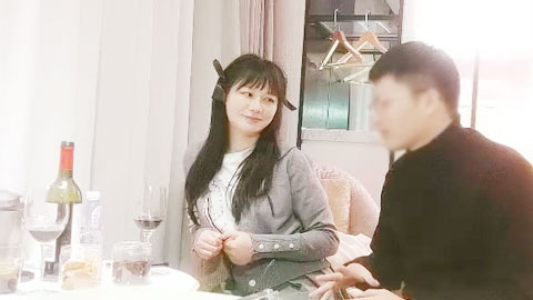 迷妹推荐--勾引小姑娘，红酒调情，酒过三巡感觉上来激情啪啪，粉嫩美乳一线天