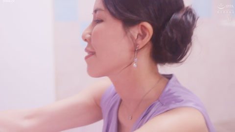 ROE_339_「心癢癢想SEX的話隨時來都可以喔…」_處男的我在人妻SOAP點了幫脫處的女性竟然是朋友的媽媽・優香!_001