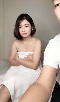 小哥带着短发越南妹子双人啪啪秀