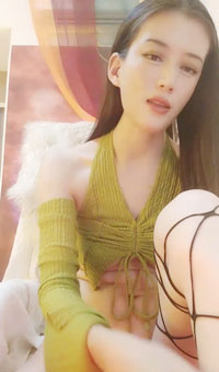 颜值不错的美女模特丝袜高跟露脸兼职赚外快，全方位展示揉奶玩逼看特写，自慰呻吟浪叫不止表情好骚