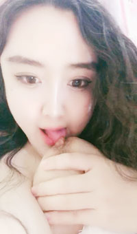 丰乳肥臀翘起抖动掏出大奶子揉捏张开双腿摸骚逼到卫生间站立尿尿扭动很是诱惑