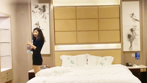 迷妹推荐--酒店约炮酒吧上班的兼职妹❤️红唇少女欲火难耐紧致花茎吞精不停