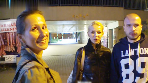 身材丰满的金发女郎