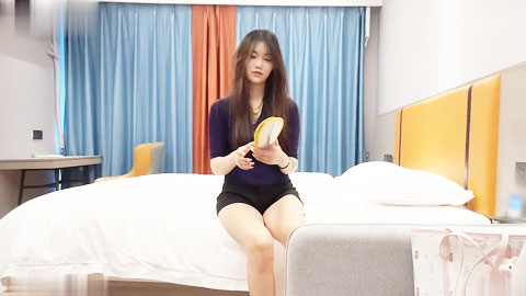 迷妹推荐--19岁小美女，笑容甜美皮肤白嫩光滑，身体敏感一会就出水了，干到后面套子拿了无套内射