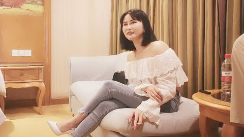 迷妹推荐--大长腿牛仔裤美女小姐姐，喜欢穿着衣服调下情