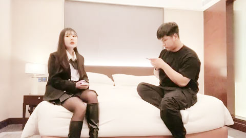 迷妹推荐--长相甜美黑靴JK装萌妹子，坐在身上调调情，蹲着翘起屁股后入猛操