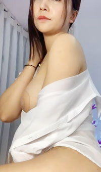 大奶~跳蛋大黑牛自慰~爽喷水 ，一看就是个欲求不满