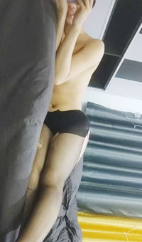 九块腹肌，怪不得小嫩妹这么喜欢，第二炮更持久，累瘫在床，玩着手机再也不想起来了