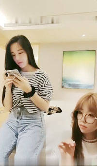 清纯外围女神喊上闺蜜，互舔69粉穴淫水狂飙--01