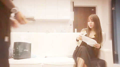 迷妹推荐--黑裙高端外围妹子，洗完澡穿上情趣制服镜头前口交，穿着高跟鞋猛操呻吟