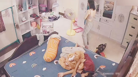 迷妹推荐--家庭摄像头偷拍绝对真实乱伦黝黑秃顶老公公强上儿媳妇