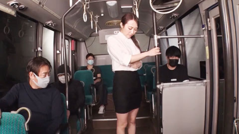 迷妹推荐--小心被淋湿！公交车上被性侵犯的性感OL御姐