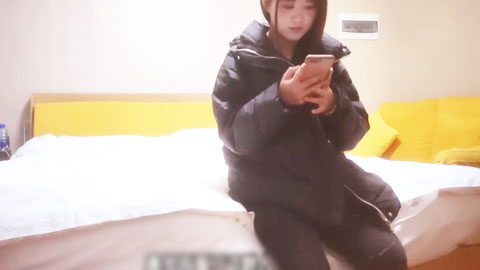 迷妹推荐--害羞萌萌的童颜巨乳少女_小穴也是粉粉的_超紧致套套都要被夹掉_快感来的很汹涌很上头