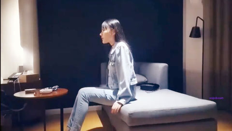 迷妹推荐--牛仔裤高挑大长腿美女风情极品，奶子浑圆饱满好有情趣脱光光穿上销魂丝袜，立马欲望沸腾舔乳口交猛力抽操