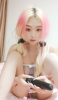 精神小妹收费房录屏，跳蛋塞逼自慰开到最大档还不够满足，加个大黑牛刺激阴蒂才够爽