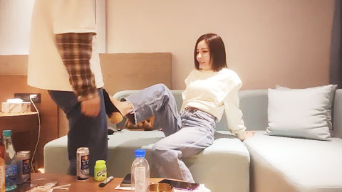 迷妹推荐--少妇加御姐一个接一个，直接在沙发上玩弄