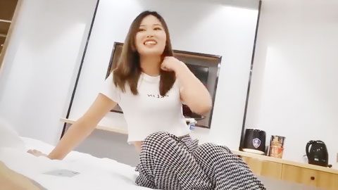 迷妹推荐--刚下海不久的会所兼职妹被疯狂抽插到呻吟乱叫