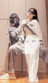 女伴遮眼被后入插到喊好爽