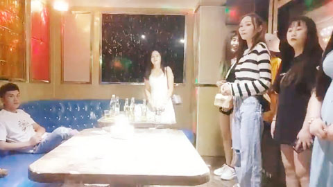 迷妹推荐--四五个小姐姐排排站，任君挑选，激情4P，歌声伴着酒精刺激