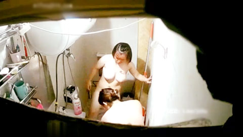 迷妹推荐--无良房东公共卫生间安置摄像头偷窥女租客洗澡,大奶妹和老公一块洗
