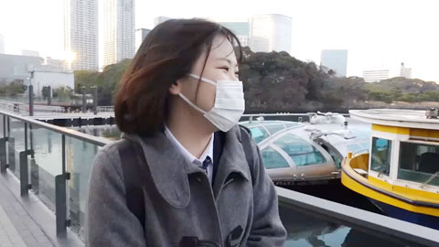 大学女友约会去酒店怕自己叫出声总是用手捂住嘴巴