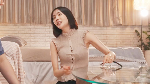 曾以为遥不可及的绝美前辈，醉酒竟成了接吻狂魔…那深情的舌吻诱惑，如同品尝了甜蜜的蜜糖_001