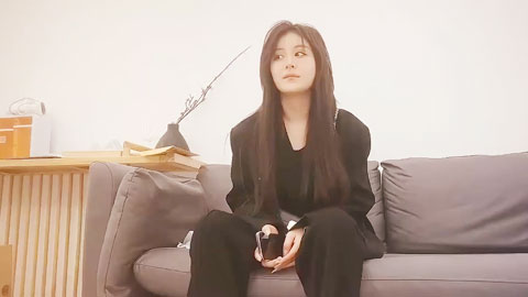 迷妹推荐--黑丝美女 啊啊不行 疼疼你的太大了 美女被各种姿势猛操几次求饶 边操边哭 最后只能口爆了