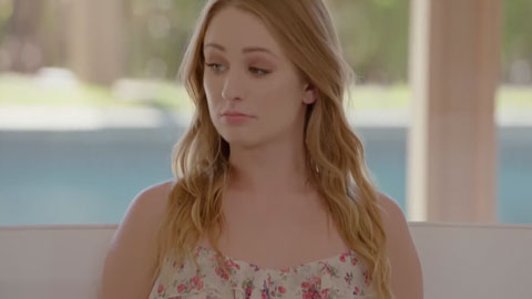 翘臀女用小穴藏起邻居的大黑蟒