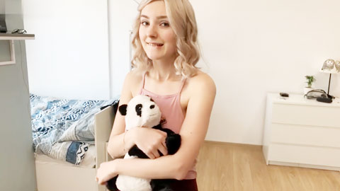 处女继妹用哥哥的肉棒学习口交