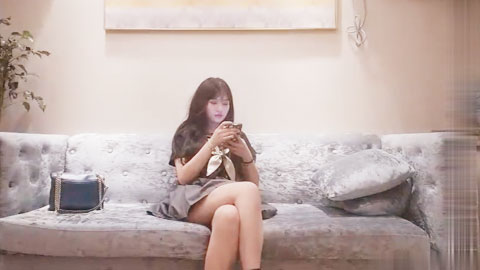 迷妹推荐--JK装萌妹子骑身上调情，沙发上位骑坐再到床上操后入猛操，呻吟娇喘非常诱人