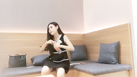 迷妹推荐--约了高颜值甜美黑裙妹子，脱光光沙发调情一番口交舔弄，上位骑坐抽插逼逼无毛