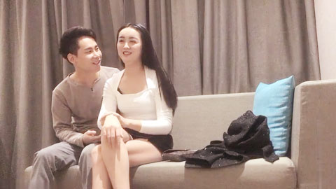 迷妹推荐--紧接上一场，留下苗条女神加钟被拒，再约风骚小少妇，白嫩温柔沙发激情啪啪