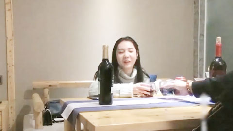 迷妹推荐--带学妹品红酒灌醉后强行打炮！刚开始还不愿意，被继续灌酒！
