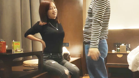 迷妹推荐--精品小少妇，共同探讨穿搭技巧，舌吻啪啪抠穴，风情万种骚气逼人