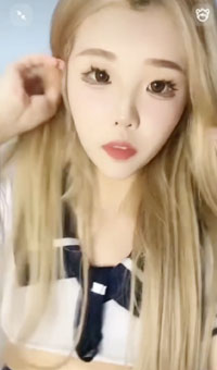 打开了M腿漏出骚逼，手指掰开蜜穴，蜜穴粉嫩透着光泽非常诱人