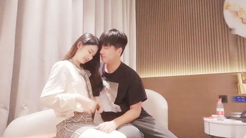 迷妹推荐--苗条妹子，舌吻后主动帮你脱裤，坐在身上摸屁股口交上位骑乘猛操