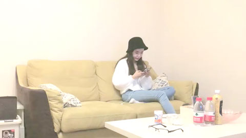 迷妹推荐-黑色渔夫帽萌萌哒美女带着帽子操逼，美腿牛仔裤还在自拍 ，深喉口交大屌 ，超近视角拍摄 ，进出抽插猛捅 ，操的美女很享受