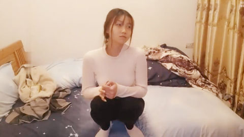 迷妹推荐--约涉世未深的粉嫩嫩萝莉小女生到出租屋做爱，前凸后翘好身材，大长腿胸前鼓胀饱满，压上去啪啪抽送操穴