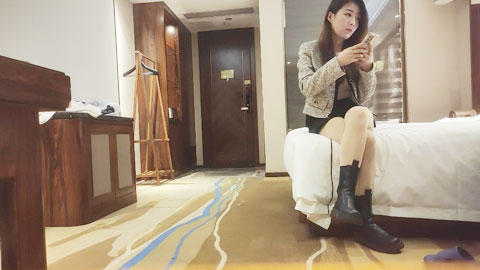 迷妹推荐--御姐美女数完现金，黑丝撕开口交配合