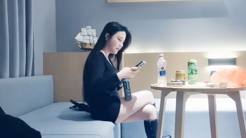 迷妹推荐--尤物级大胸女神约在酒店，身材真是好到爆，前凸后翘大长腿黑衣包臀裙