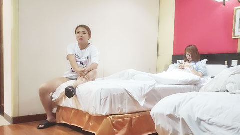 迷妹推荐-两男两女少妇激情大战，进行第二炮4P啪啪，一人一个抬起双腿抽插，一个先射另个继续猛操